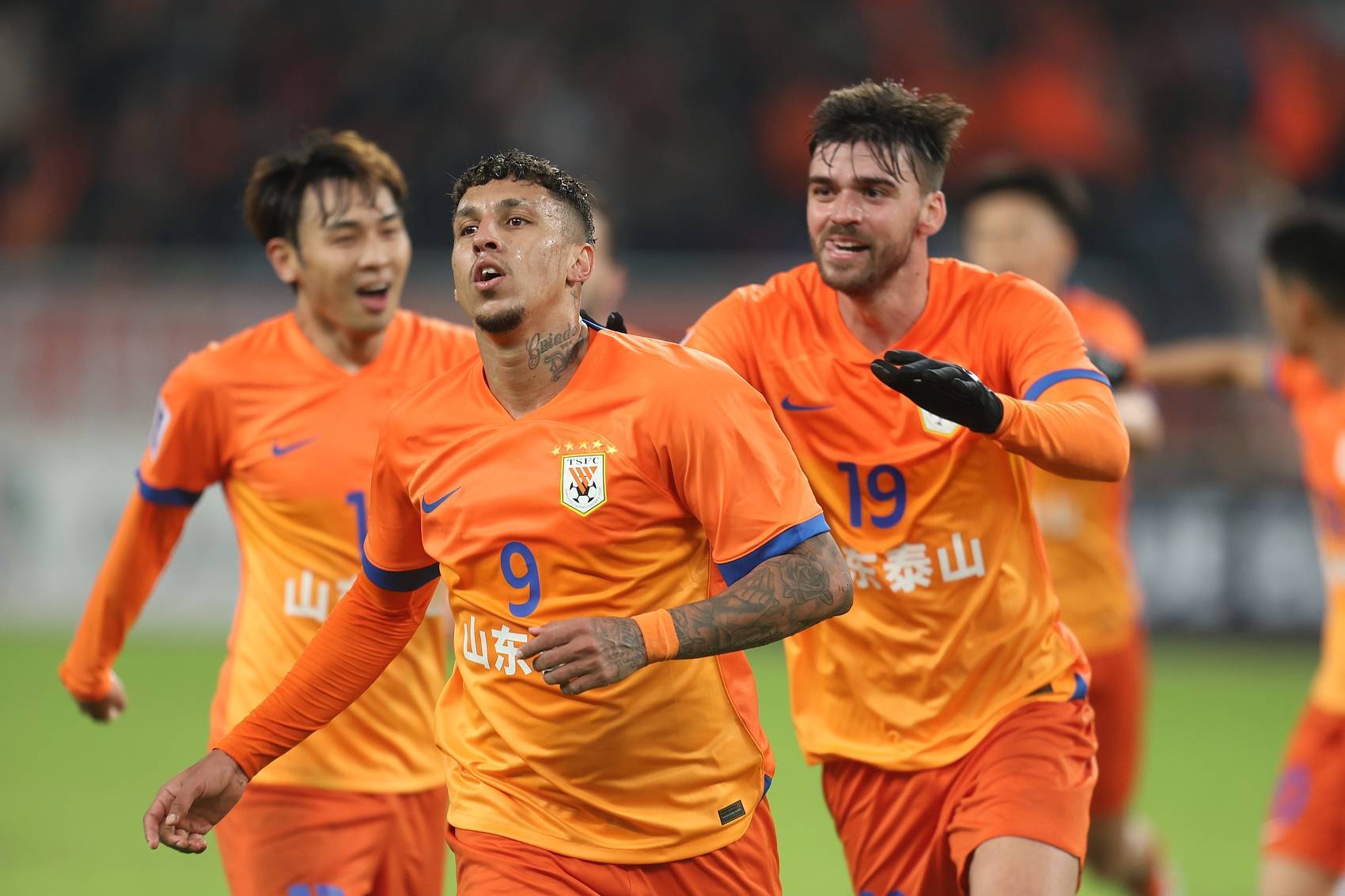 清晨西甲焦点战，山东泰山止住颓势，赛场秩序良好，年轻球员得到机会的简单介绍