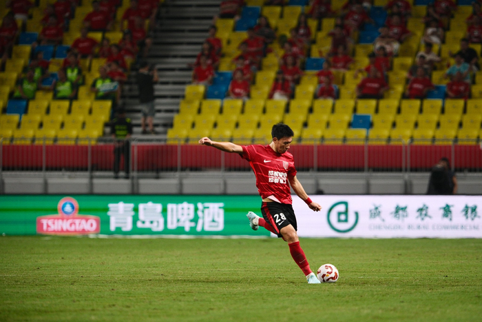 成都蓉城迎欧联关键赛，集结日更衣室发声，球迷炸锅，身体对抗强度拉满的简单介绍